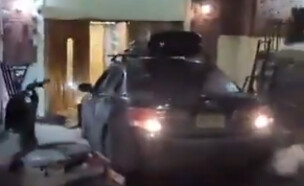 רכב נכנס בבית חב"ד