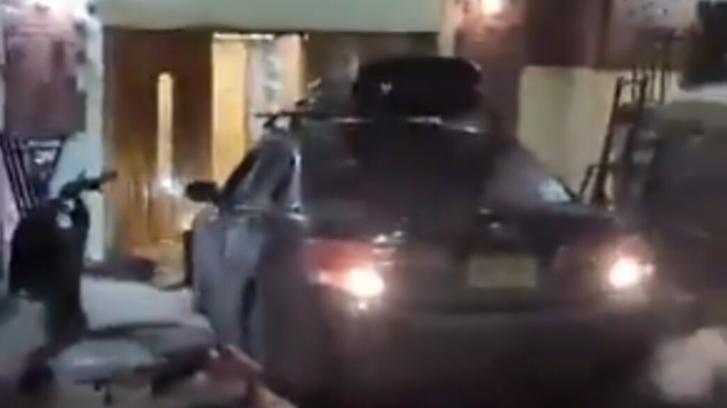 רכב נכנס בבית חב"ד רכב נכנס בבית חב"ד