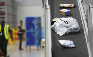 מרכז הפצת חבילות של אמזון (צילום: AP)