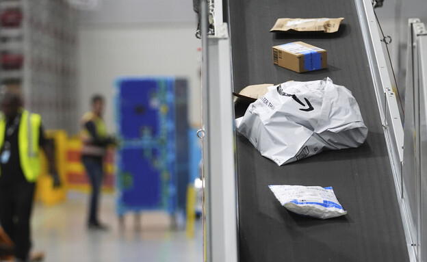 מרכז הפצת חבילות של אמזון (צילום: AP)