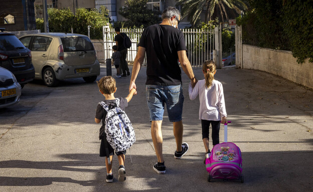 הורים וילדים בדרך לבית הספר ולגן בירושלים הורים וילדים בדרך לבית הספר ולגן בירושלים