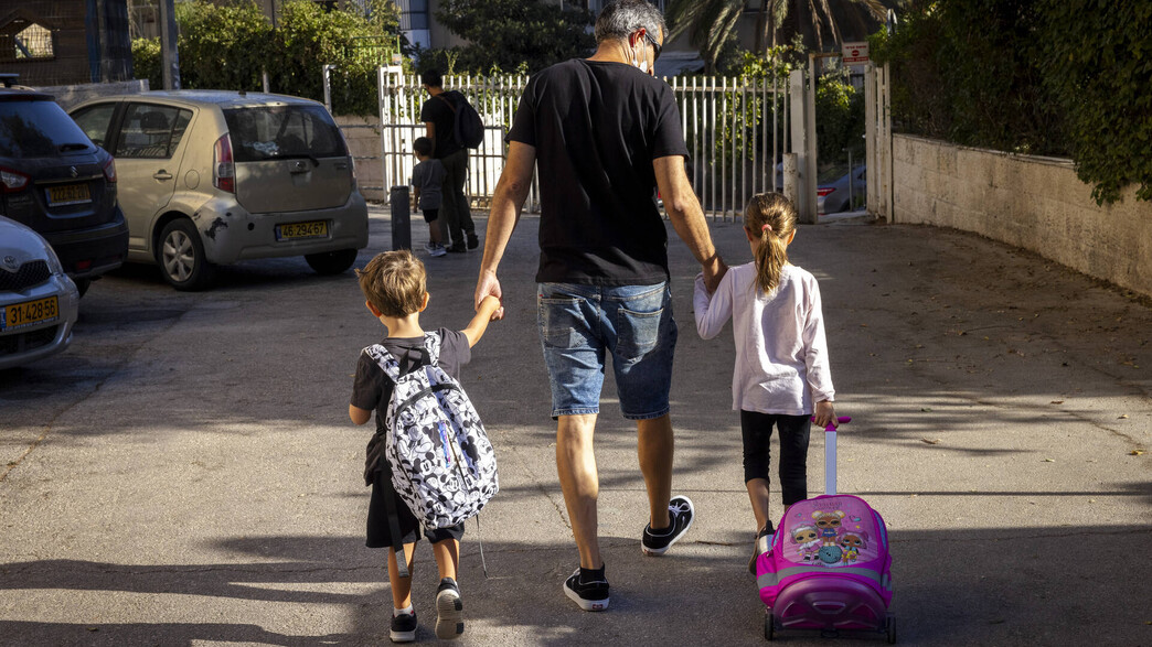 הורים וילדים בדרך לבית הספר ולגן בירושלים הורים וילדים בדרך לבית הספר ולגן בירושלים