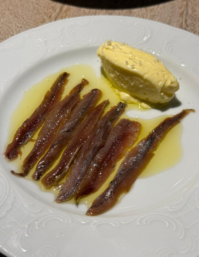 אנשובי על חמאה מוקצפת ומלח אטלנטי. איטלקייה בשוק