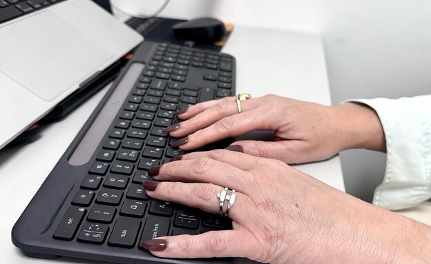 Logitech Signature Slim Solar+ K980