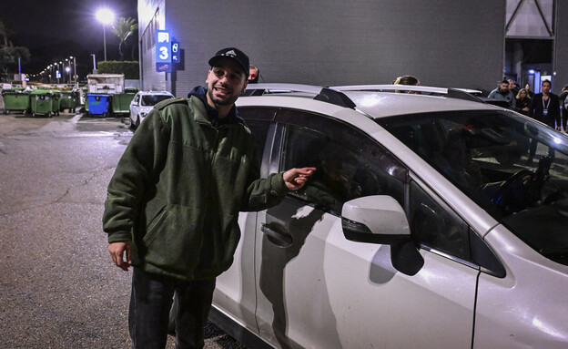 מרדכי דוד, בזמן שחסם את רכבו של נשיא העליון לשעבר אהרן ברק (צילום: אבשלום ששוני, פלאש 90)