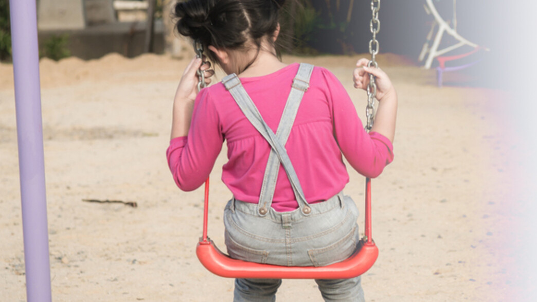 ילדה יושבת לבד על נדנדה ילדה יושבת לבד על נדנדה