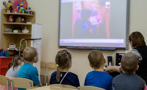 ילדים בגן מול מסך  (צילום: shutterstock)