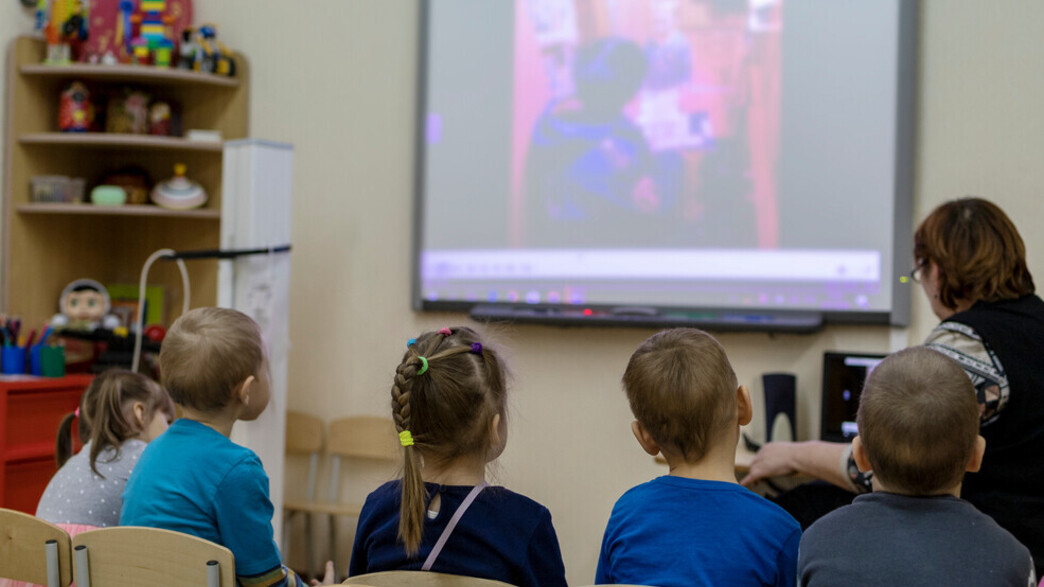 ילדים בגן מול מסך 