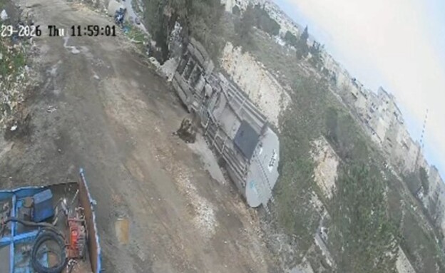 תיעוד: משאית סולר מהפכת אל עבר הכביש