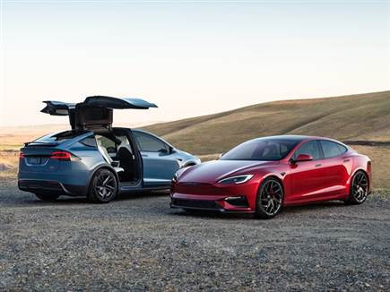 דלתות השחף המתקפלות של המודל X הקנו לה גם מראה אקזוטי