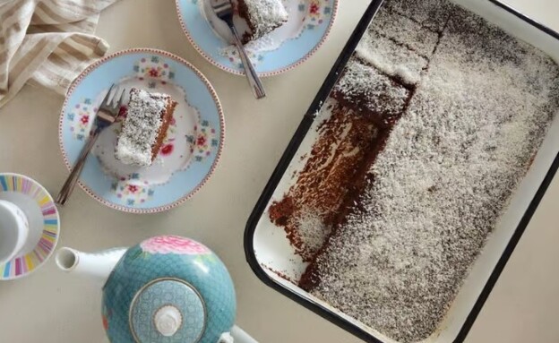 עוגת תמרים ללא סוכר. חובה עם כוס תה ליד עוגת תמרים ללא סוכר. חובה עם כוס תה ליד