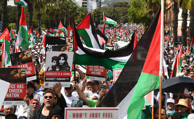 מחאה פרו פלסטינית בקייפטאון, דרום אפריקה (צילום: 	RODGER BOSCH / Contributor, getty images)