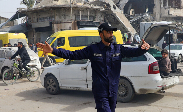 שוטר חמאס מכווין את התנועה ברצועת עזה שוטר חמאס מכווין את התנועה ברצועת עזה