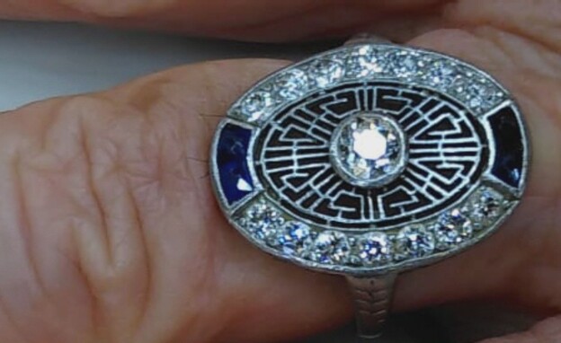 טבעת על היד של שושן