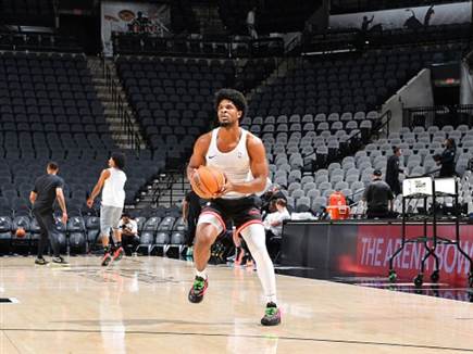 סקוט הנדרסון. הערך ברצפה (Michael Gonzales/NBAE via Getty Images) (צילום: ספורט 5)