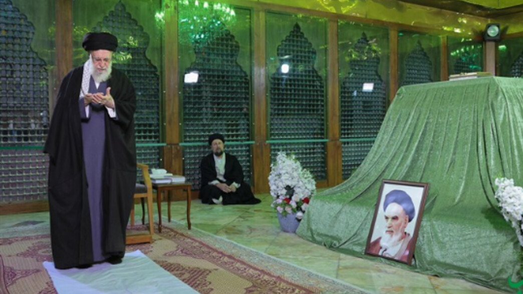 ח'אמנאי מחוץ לבונקר