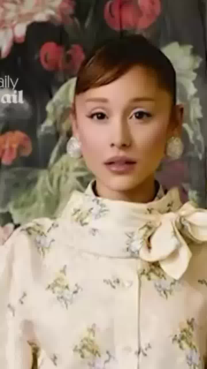 ״תמיד אמרתי שאני צריכה עוד חומרים בשביל אלבום״: אריאנה גרנדה מגיבה לטעות המביכה של מגזין ווג שהוסיף 