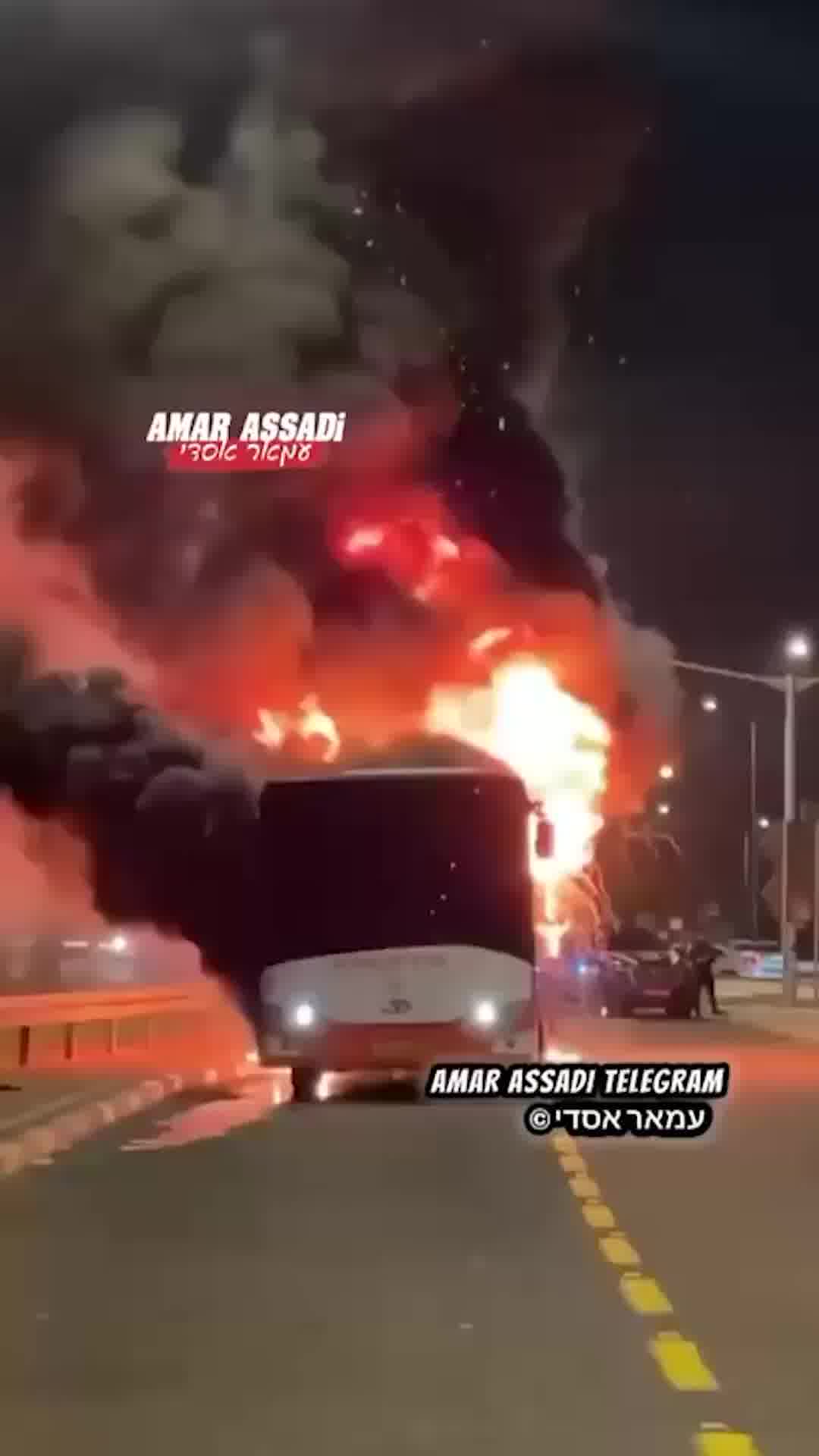 אוטובוס עולה באש בצומת ידפת, צוותי כיבוי בזירה