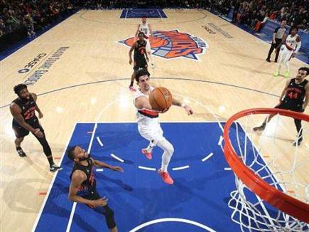 חלק מהחיים של כוכב NBA. אבדיה מול הניקס (Getty) (צילום: ספורט 5)