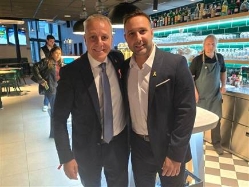 עידן מזרחי עם יו"ר ההתאחדות הספרדית (איגוד הכדוריד) (צילום: ספורט 5)