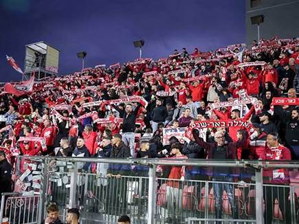 הקהל האדום נהנה באיצטדיון בראל (מאור אלקסלסי)