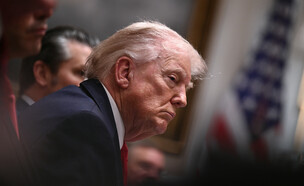 הנשיא טראמפ במהלך ישיבת הקבינט (צילום: Brendan SMIALOWSKI / AFP via Getty Images)