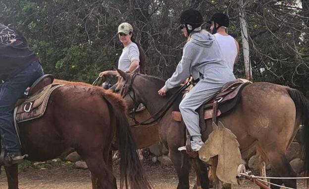 עדי הימלבלוי ובן זיני דוהרים על סוס עדי הימלבלוי ובן זיני דוהרים על סוס