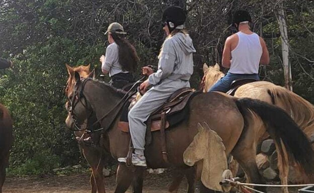 עדי הימלבלוי, בן זיני דוהרים על סוס יחד עדי הימלבלוי, בן זיני דוהרים על סוס יחד