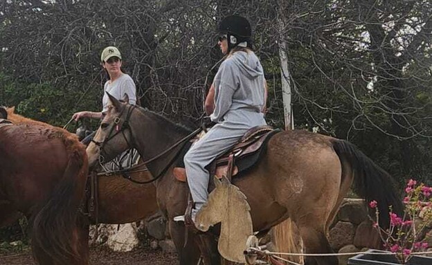 עדי הימלבלוי, בן זיני בדייט על סוס עדי הימלבלוי, בן זיני בדייט על סוס