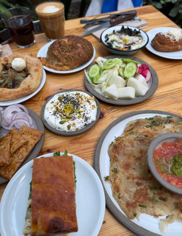 מבחר מגוון מאוד: מאפים, גבינות, ביצים, ירקות ועוד