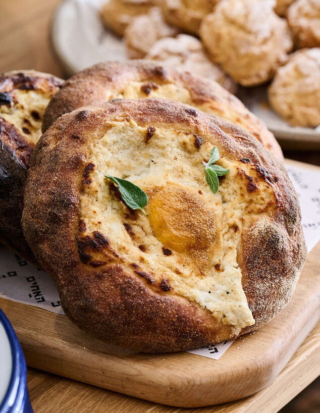 פוקאצפורי גבינת ריקוטה ומאירי זעתר וביצה