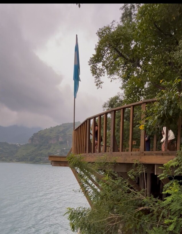 התצפית בגואטמלה שממנה תיירים קופצים למים