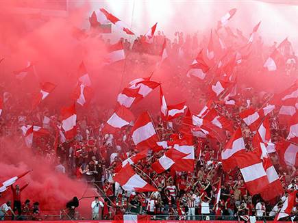 יש קהל שיותר נהנה העונה מזה של הפועל תל אביב? (אלן שיבר) (צילום: ספורט 5)