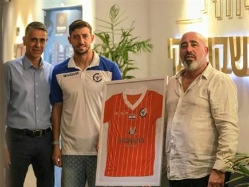 קראדי, ג`אן ולוי במעמד החתימה (מתוך הרשתוןת של הפועל ראשון לציון) (צילום: ספורט 5)