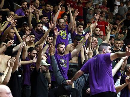 אוהדי חולון נהנו מהחצי הראשון (אלן שיבר)