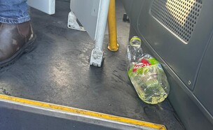 תמונת הבקבוק שהכיל חומר דליק  (צילום: דוברות המשטרה)