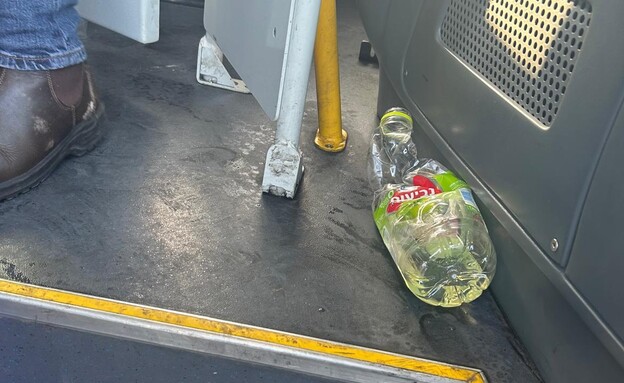 תמונת הבקבוק שהכיל חומר דליק  (צילום: דוברות המשטרה)