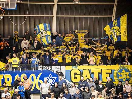 עם הקהל שבא ללוות אותה (צילום: עודד קרני)