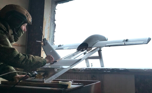 חייל רוסי משגר כטב"ם בשטח אוקראינה (צילום: AP) חייל רוסי משגר כטב"ם בשטח אוקראינה (צילום: AP)