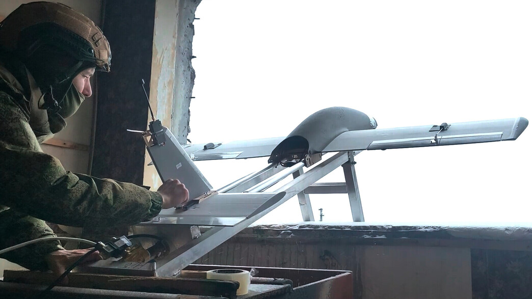 חייל רוסי משגר כטב"ם בשטח אוקראינה