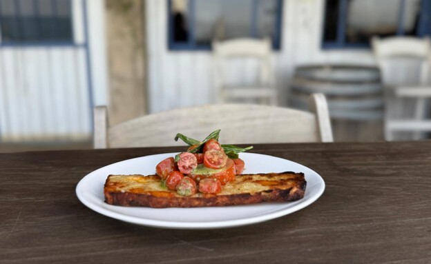 אוכל פשוט. אווירה קלילה. לאגוס. עין גב