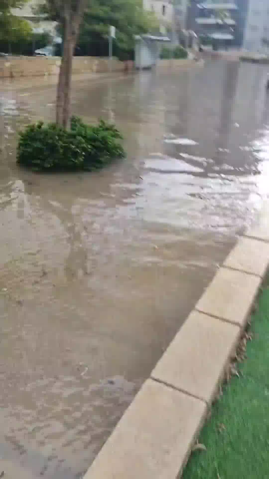 שכונת אגמים באשקלון מוצפת לאחר גשם קל