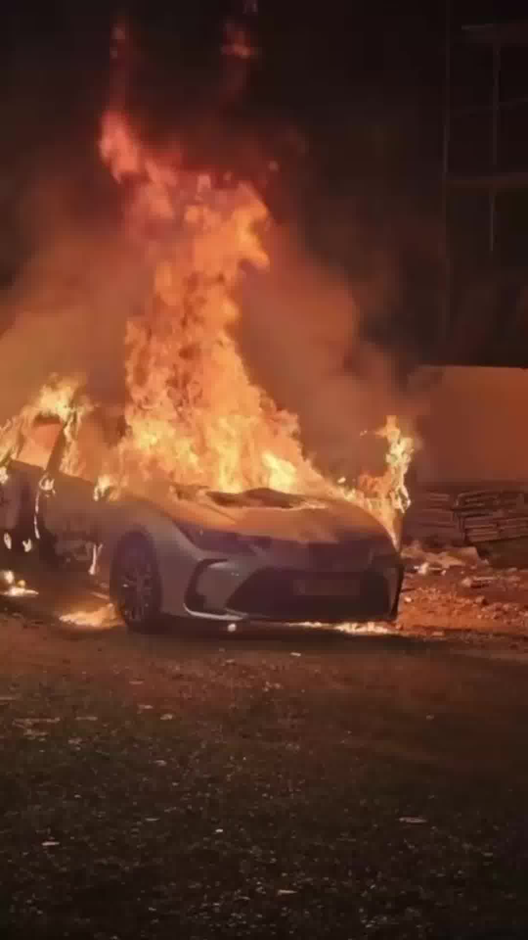 המתנקשים שרפו את הרכב שלהם כדי להעלים ראיות