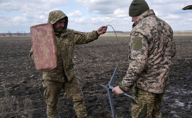 חיילים אוקראיניים מתפעלים מסוף סטארלינק