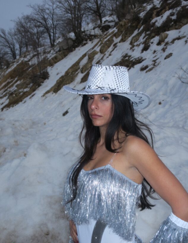 אורטל עמר בפופ אפ תחפושות שלה