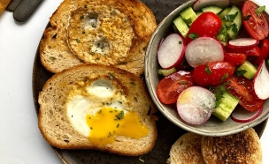 ביצה בקן (צילום: רון יוחננוב, mako אוכל)