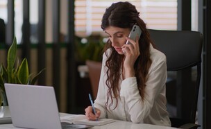 מזכירה (צילום: MAYA LAB, shutterstock)