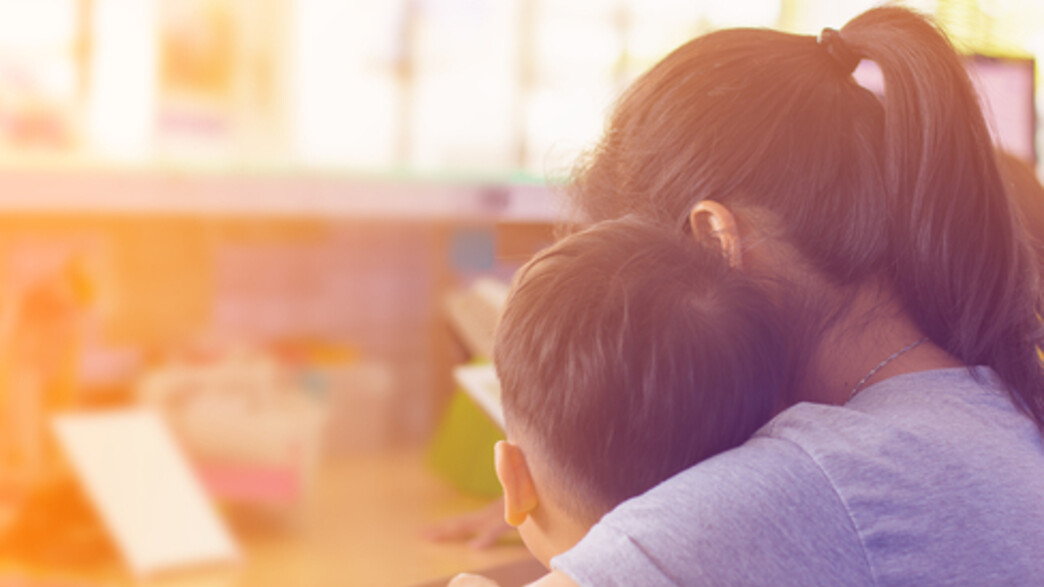 אמא וילד עניים פתחון לב 