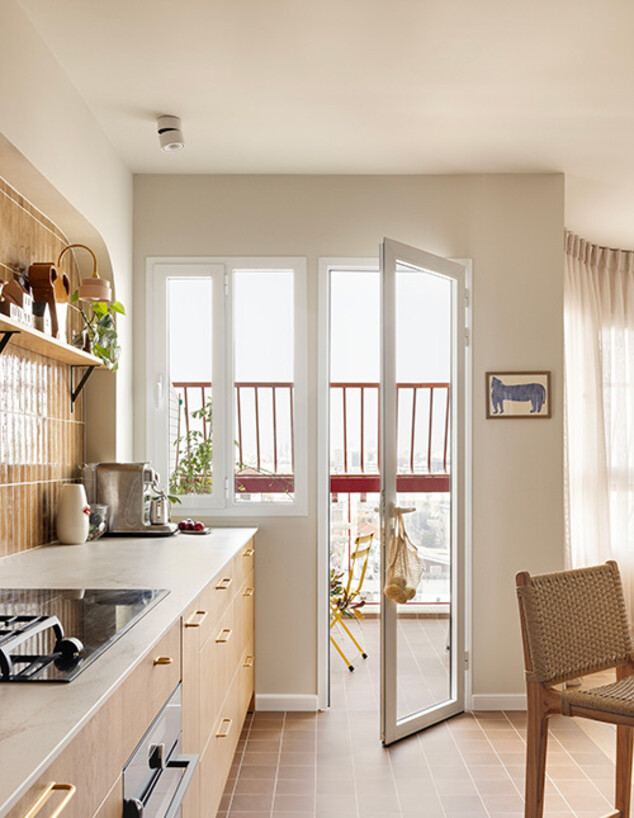 דירת הרופאים בראשלצ מטבח ומבט למרפסת 