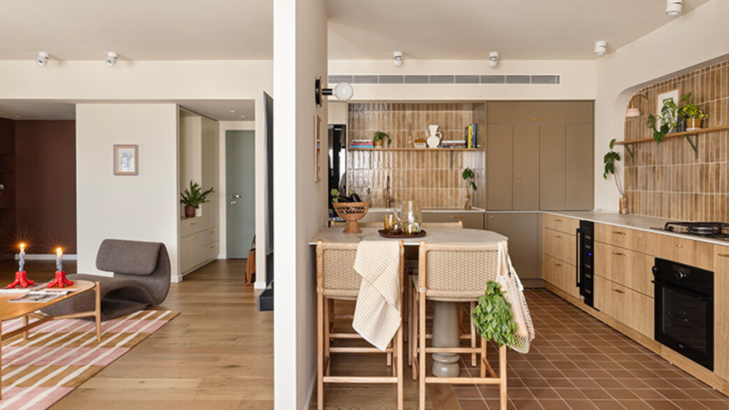 דירת הרופאים בראשלצ מבט למטבח ולכניסה לבית עיצוב 